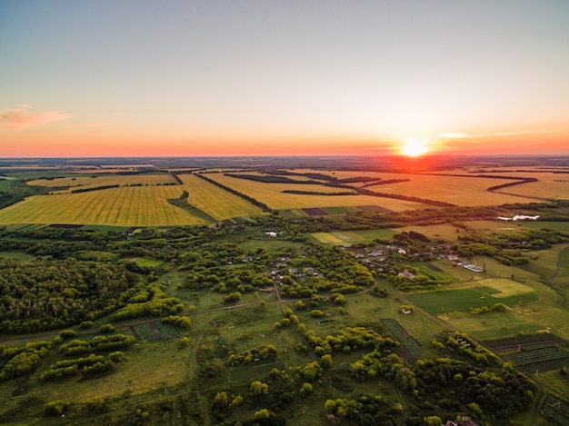 Typisch Russisch landschap dorp, veld en bos