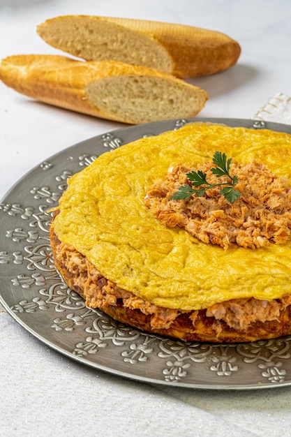 Typisch Spaanse tortilla met tonijn in marmeren tafel