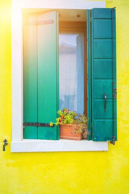 Typisch toeristenplaatsburano-eiland in Venetiaanse lagune, mooie waterkanalen en kleurrijk, Italië