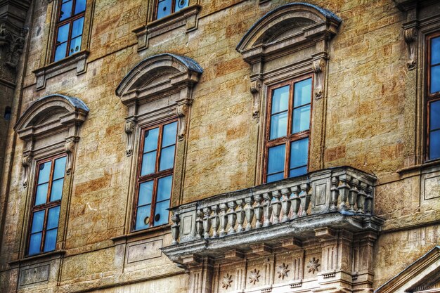 Typisch Toscaans balkon in een geel gebouw Italy