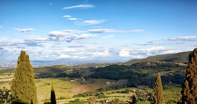 Typisch Toscaans landschap met heuvels.