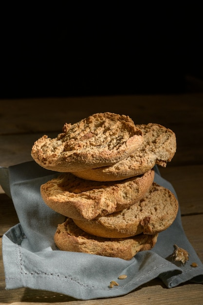 Typisch zomergerecht van Puglia - friselle. Klassiek Apulisch gedroogd brood genaamd freselle. Gezond vegetarisch eten, close-up, selectieve focus