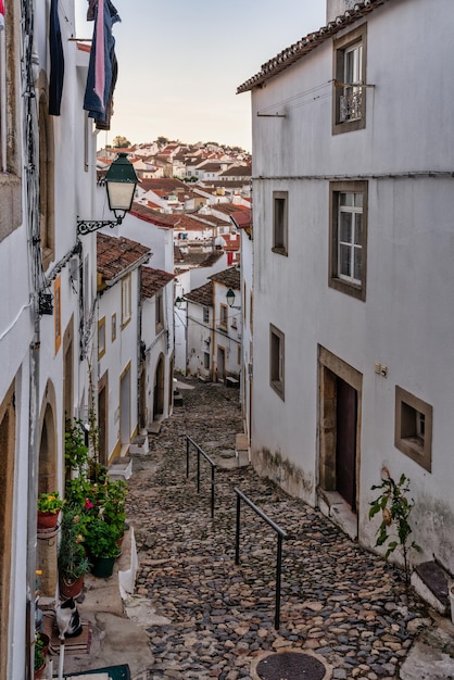 Typische Alentejo-straat in Portugal, in de stad Castelo de Vide