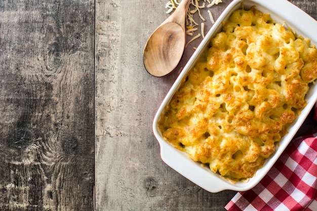 Typische Amerikaanse macaroni en kaas op houten tafel met kopie ruimte