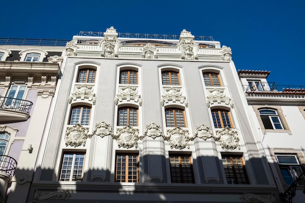 Typische architectuur van de straten en mensen van de hoofdstad Lissabon