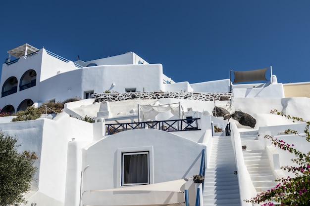 Typische architectuur van huizen op het eiland santorini in griekenland in de cycladen