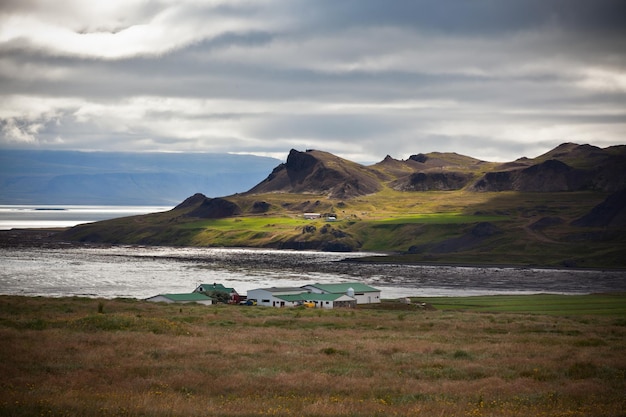 Typische boerderij aan de IJslandse fjordkust