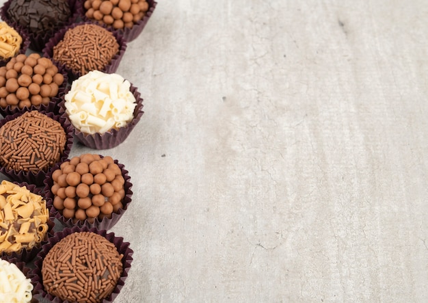 Typische Braziliaanse brigadeiros, diverse smaken met ruimte voor tekst