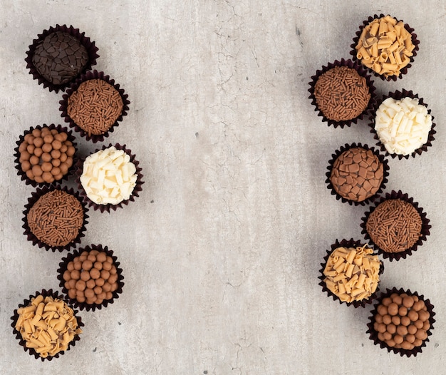 Typische Braziliaanse brigadeiros op lichte houten achtergrond bovenaanzicht