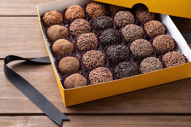 Typische braziliaanse brigadeiros verschillende smaken in een open geschenkverpakking