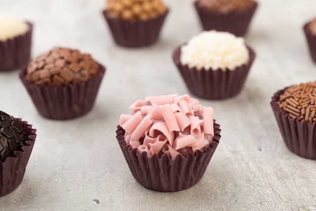 Typische Braziliaanse brigadeiros, verschillende smaken over betonnen ondergrond.