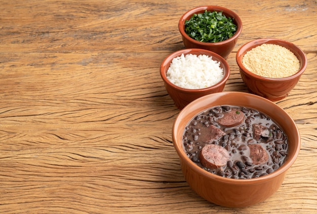 Typische Braziliaanse feijoada met boerenkoolrijstgeknetter en kopieerruimte