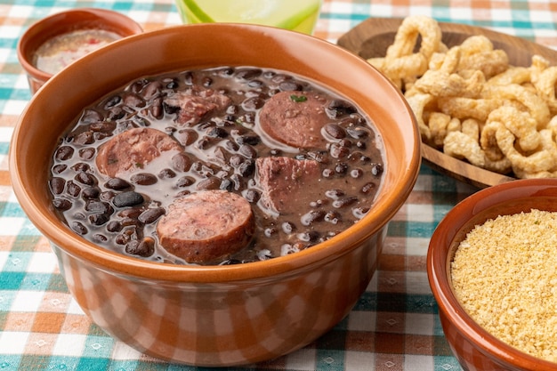 Typische Braziliaanse feijoada met caipirinha farofa en cracklings