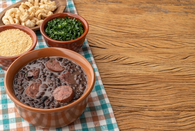 Typische Braziliaanse feijoada met caipirinha farofa-geknetter en kopieerruimte