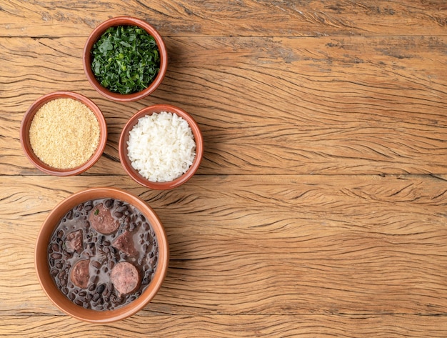 Typische braziliaanse feijoada met farofa rijstkool en kopieerruimte