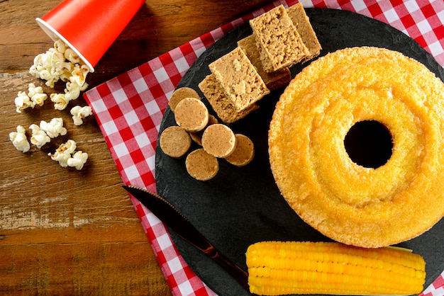 Typische Braziliaanse junina feestsnoepjes - Bovenaanzicht met kopie ruimte. Corn cake
