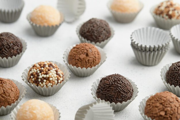 Foto typische braziliaanse zoete brigadeiro verscheiden smaken van snoepjes op een witte tafel patroon