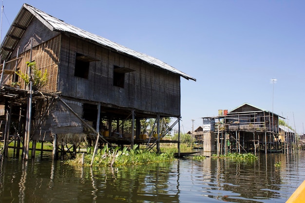 Typische drijvende huizen op het Inle-meer in Myanmar traditionele palen houten en bamboehuizen op het water