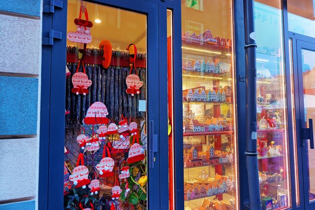 Typische Europese cadeauwinkel met Kerstmis in de oude binnenstad van Riga, Letland