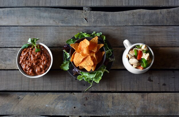 Typische gerechten uit mexico maakten guacamole, chili met vlees, kip, groenten en nacho's