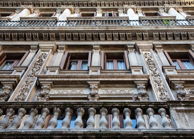 Typische gevel van het gebouw met balkons in TBarcelona, Spanje