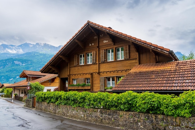 Typische gevels in de stad Brienz in het kanton Bern, Zwitserland