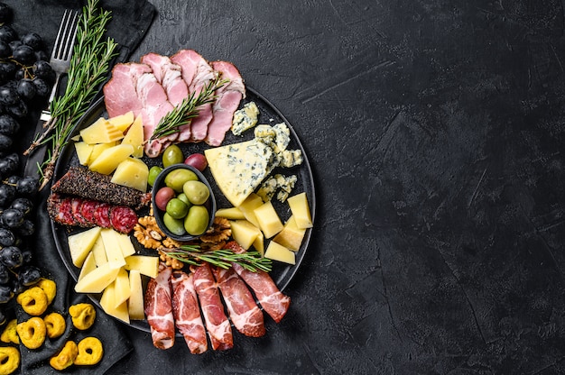 Typische Italiaanse antipasto met prosciutto, ham, kaas en olijvenachtergrond