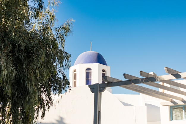 Typische kerk van santorini in griekenland in de cycladen