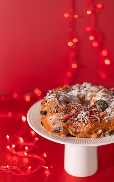 Typische kerstcake Bolo Rei op rood