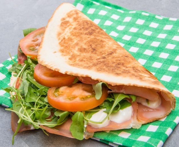 Typische piadina romagnola met ham, kaas en rucola