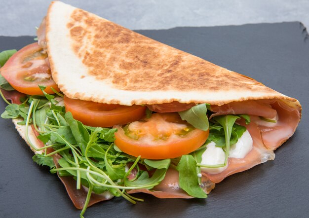 Typische piadina romagnola met ham, kaas en rucola