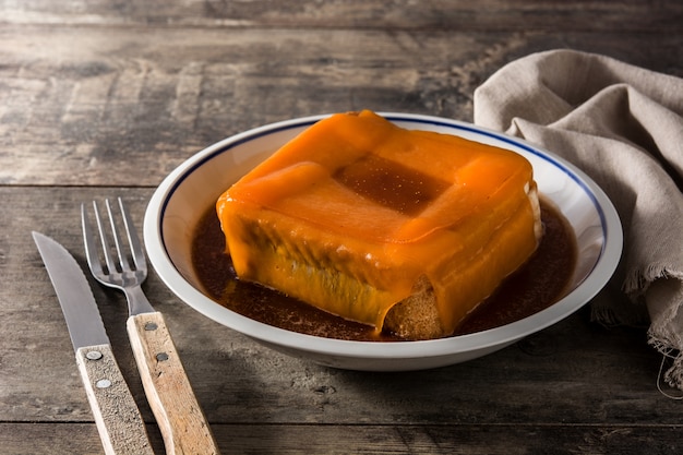 Typische portugese francesinha-sandwich op houten tafel