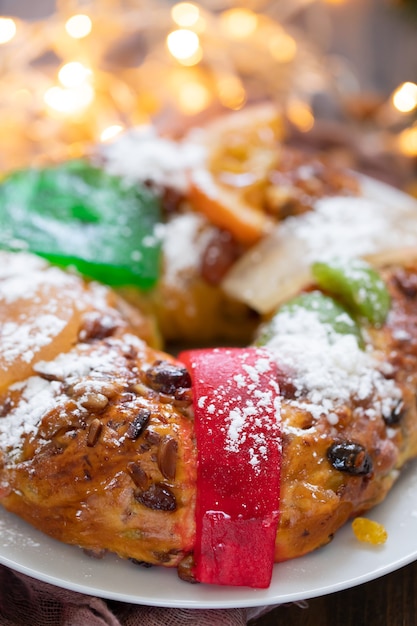 Typische Portugese fruitcake Bolo rei op houten achtergrond