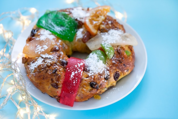 Typische Portugese fruitcake van Kerstmis Bolo rei op blauwe achtergrond