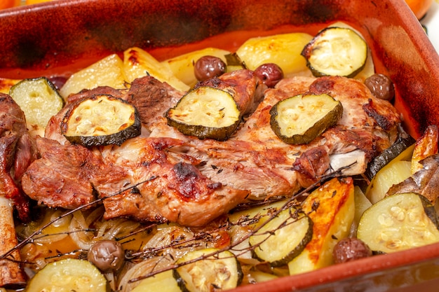 Typische Portugese maaltijd van geroosterd lamsvlees met aardappel en courgette.