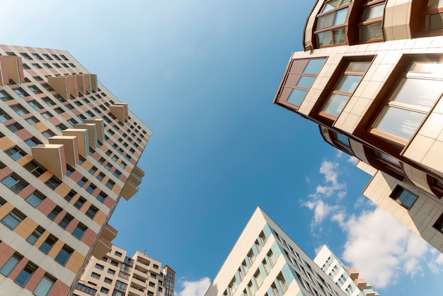 Typische residentiële hoogbouw. Onderaanzicht. hoek