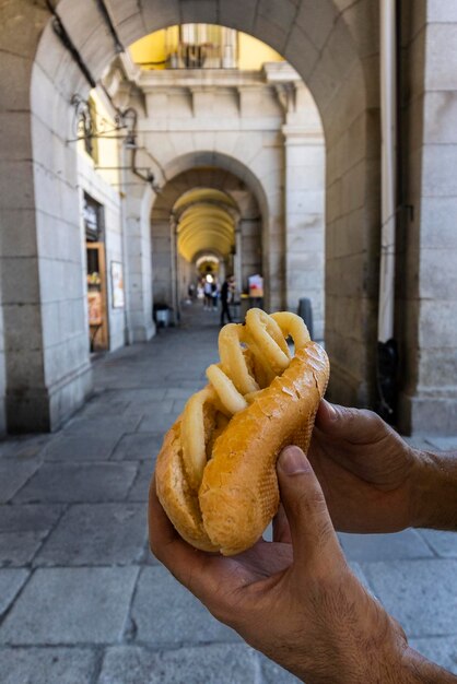 Typische sandwich met inktvisringen van de Plaza Mayor in Madrid, Spanje