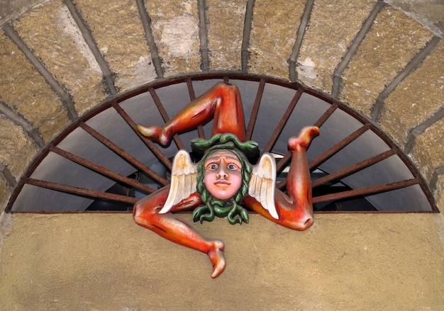 Foto typische siciliaanse keramische souvenirs in een straat van cefalu