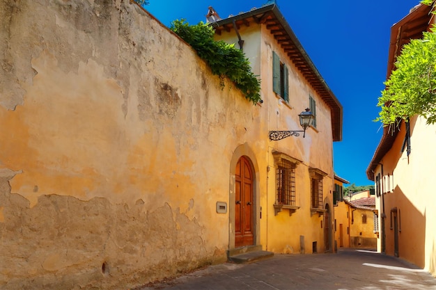 Typische smalle Romeinse straat van de oude stad in zonnige zomerdag, Florence, Toscane, Italië
