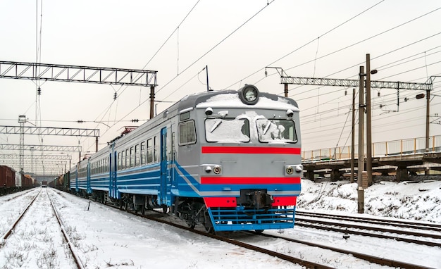 Typische Sovjet-gebouwde elektrische pendeltrein in de winter in Kiev, de hoofdstad van Oekraïne