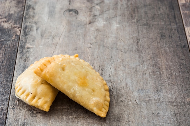 Typische Spaanse empanadas op houten tafel kopie ruimte