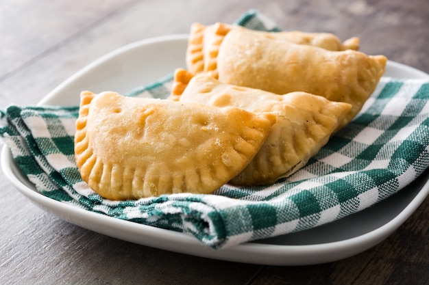 Typische Spaanse empanadas op houten tafel