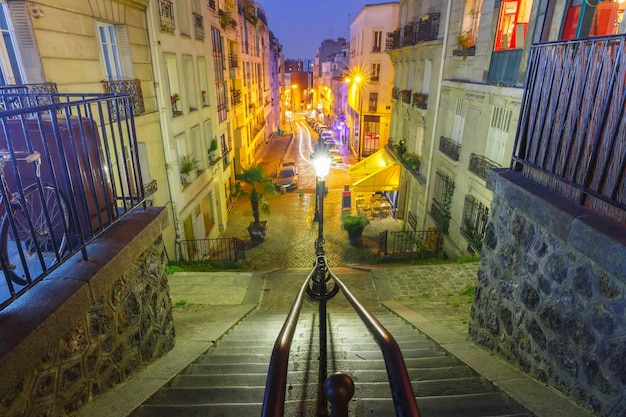 Typische trap van Montmartre met oude straatlantaarn en ingang aan de metro van Parijs 's avonds