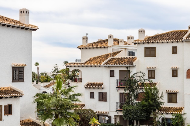 Typische vakantieappartementen in Canarische stijl en tropische planten