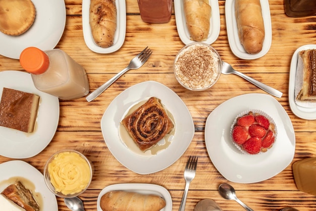 Foto typische venezolaanse en latijnse desserts golfeados crèmes quesillos gevulde stukjes en aardbeientaartje