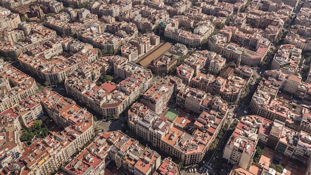 Typische vierkante wijken van barcelona. luchtfoto