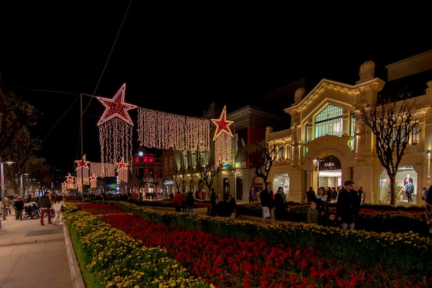 Typische winkelstraat in de stad Braga versierd met lichtjes en kerstversieringen