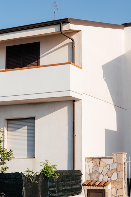 Typische witte gevel van een huis in de Italiaanse stad in de buurt van de mediterrane architectuur in dorpsstijl aan zee