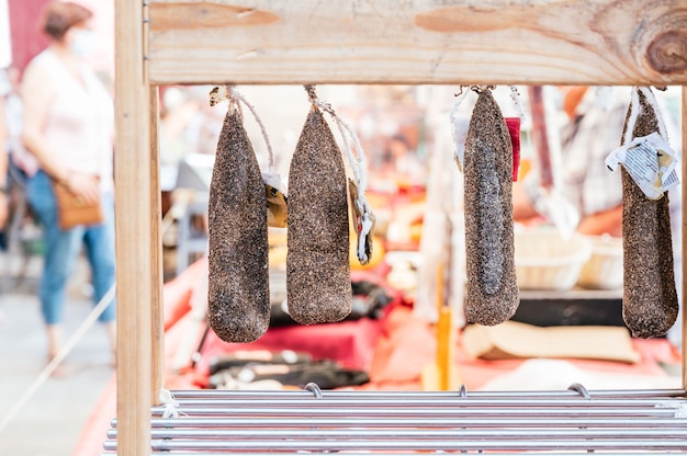 Typische worstjes bij een lokale marktkraam. Longaniza