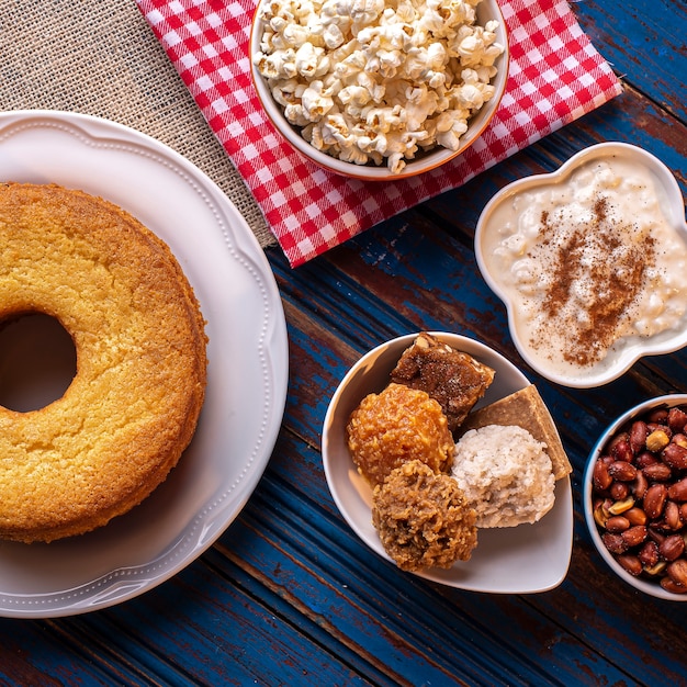 Typische zoetigheden van juni-feest. Maïsmeelcake, popcorn, hominy, pompoenjam en pinda's.